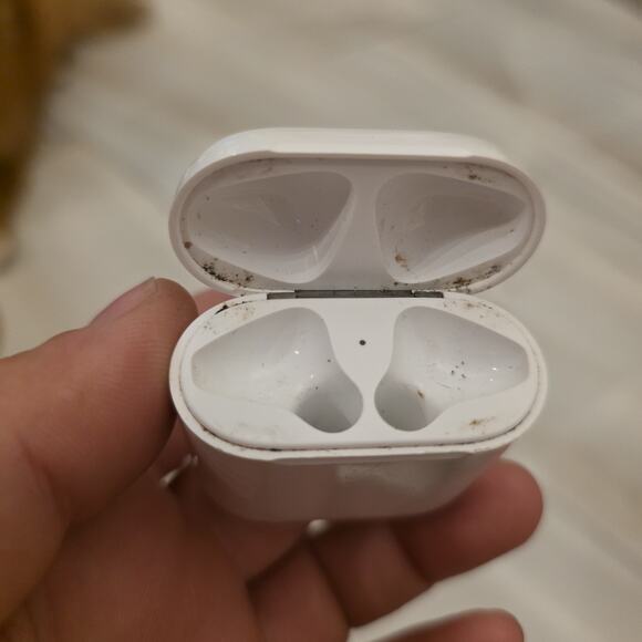 Apple AirPods 2nd Generation with Wireless Charging Case - White + Case Only - Picture 6 of 12